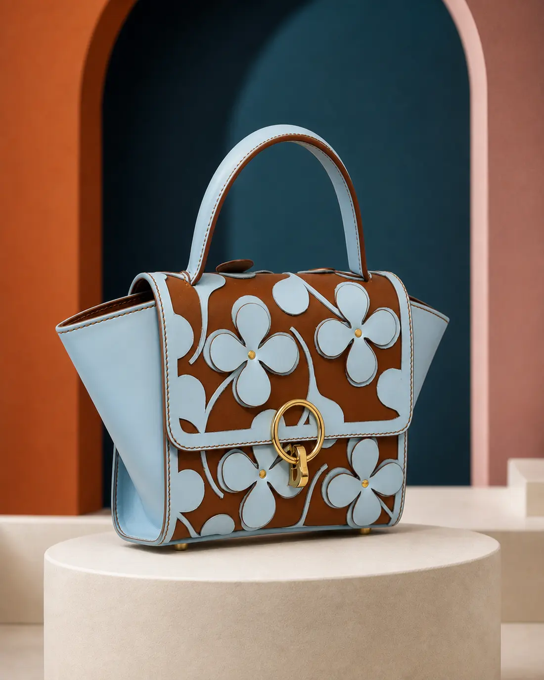 Borsa Sixty Bloom OSA azzurro polvere e cuoio con quadrifogli in pelle applicati e charm coordinato